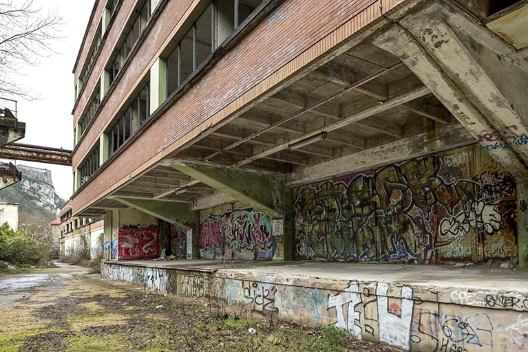 Etat en 2016. Usine A : encorbellement de la façade sud de l'atelier d'étirage tergal et nylon. © Région Bourgogne-Franche-Comté, Inventaire du patrimoine