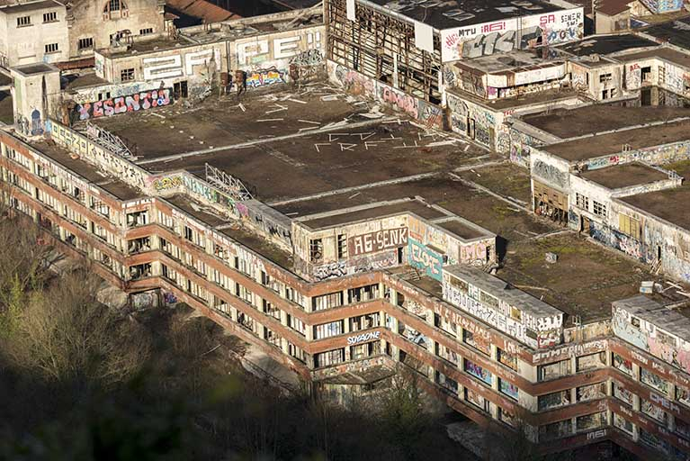 Etat en 2016. Usine A : vue plongeante sur la façade sud et le toit des ateliers d'étirage et filature tergal et nylon. © Région Bourgogne-Franche-Comté, Inventaire du patrimoine