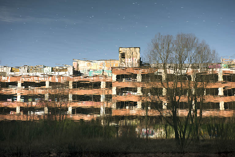 Etat en 2016. Usine A : reflet sur le Doubs de la façade sud des ateliers d'étirage et filature tergal et nylon. © Région Bourgogne-Franche-Comté, Inventaire du patrimoine