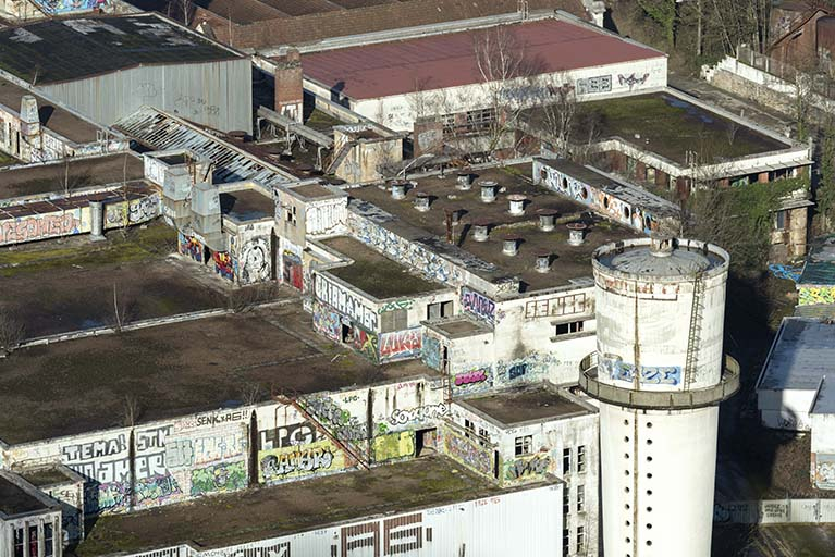 Etat en 2016. Usine A : tags sur les ateliers d'étirage et filature nylon. © Région Bourgogne-Franche-Comté, Inventaire du patrimoine