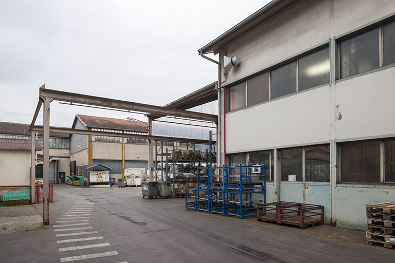Vue de la cour depuis l'atelier de tôlerie. © Région Bourgogne-Franche-Comté, Inventaire du patrimoine