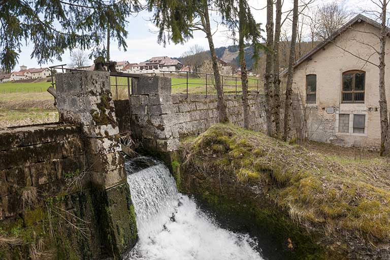 Vue depuis le nord. Vanne de décharge et pignon de l'atelier de scierie. © Région Bourgogne-Franche-Comté, Inventaire du patrimoine