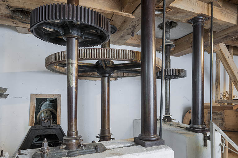 Rez-de-chaussée. Détail des transmissions et des colonnes du beffroi. © Région Bourgogne-Franche-Comté, Inventaire du patrimoine