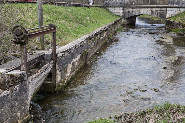 Canal d'amenée et vanne de décharge. © Région Bourgogne-Franche-Comté, Inventaire du patrimoine
