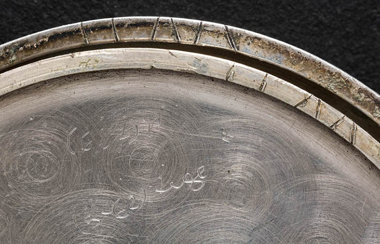 Inscriptions manuscrites à l'intérieur de la cuvette et marques d'appariement sur sa tranche et sur celle du fond. © Région Bourgogne-Franche-Comté, Inventaire du patrimoine