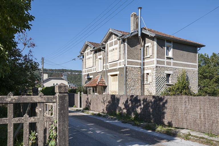 Maison de célibataires. Vue de trois quarts droite. © Région Bourgogne-Franche-Comté, Inventaire du patrimoine