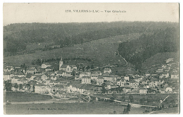 1203. Villers-le-Lac - Vue générale [le village, vu du sud-est], 1er quart 20e siècle [guerre 1914-1918 ?, avant 1921]. Seul existe le premier bâtiment (à droite). © Région Bourgogne-Franche-Comté, Inventaire du patrimoine