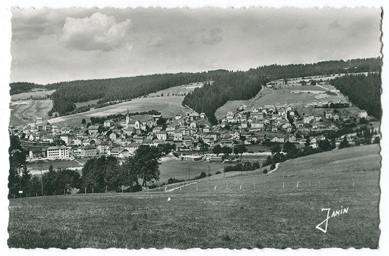 Frontière franco-suisse. 105 - Vue générale de Villers-le-Lac [depuis le sud], entre 1948 et 1952. Le bâtiment rehaussé est visible au centre droite de l'image. © Région Bourgogne-Franche-Comté, Inventaire du patrimoine