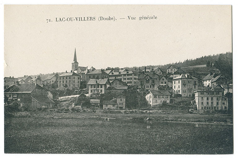 71. Lac-ou-Villers (Doubs). - Vue générale [le quartier des rues du Lac et du Doubs, depuis l'est], décennie 1930. © Région Bourgogne-Franche-Comté, Inventaire du patrimoine