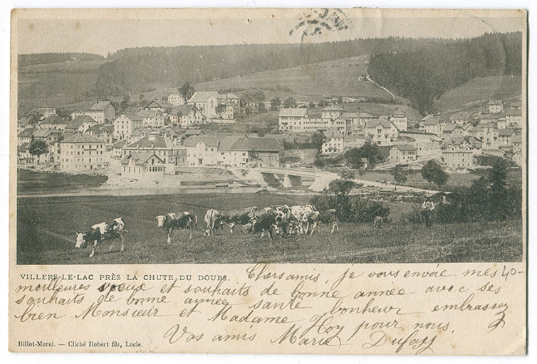 Villers-le-Lac près la chute du Doubs [vue d'ensemble du village depuis la rive droite, en amont du pont], 1898 ou 1899. Le bâtiment est visible dans la partie droite. © Région Bourgogne-Franche-Comté, Inventaire du patrimoine