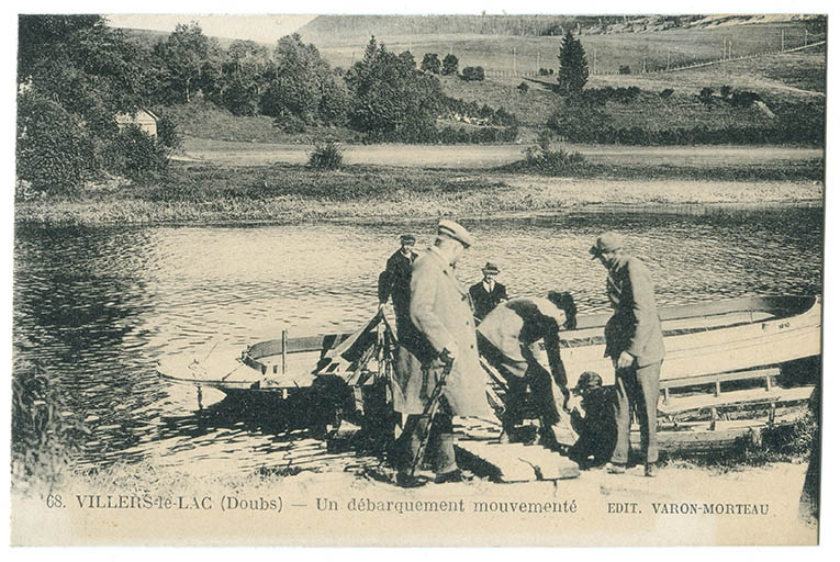68. Villers-le-Lac (Doubs) - Un débarquement mouvementé, 1ère moitié 20e siècle. Une barque du modèle de la maquette est visible derrière la personne tombée à l'eau, en avant du canot. © Région Bourgogne-Franche-Comté, Inventaire du patrimoine