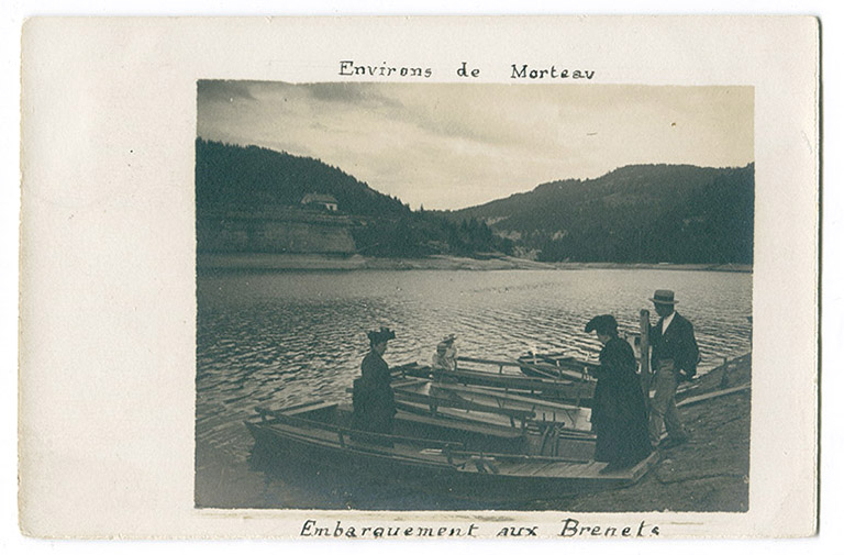Environ de Morteau. Embarquement aux Brenets, 4e quart 19e siècle [avant 1903]. Les barques sont du même modèle que la maquette. © Région Bourgogne-Franche-Comté, Inventaire du patrimoine