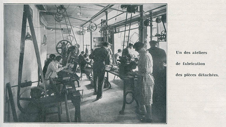 Un des ateliers de fabrication des pièces détachées, 1933. © Région Bourgogne-Franche-Comté, Inventaire du patrimoine