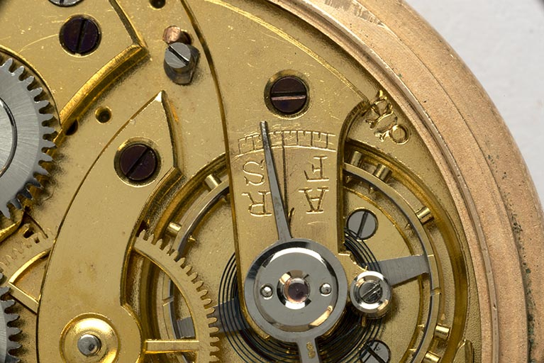 Mouvement : initiales du fabricant près du pont de balancier. © Région Bourgogne-Franche-Comté, Inventaire du patrimoine