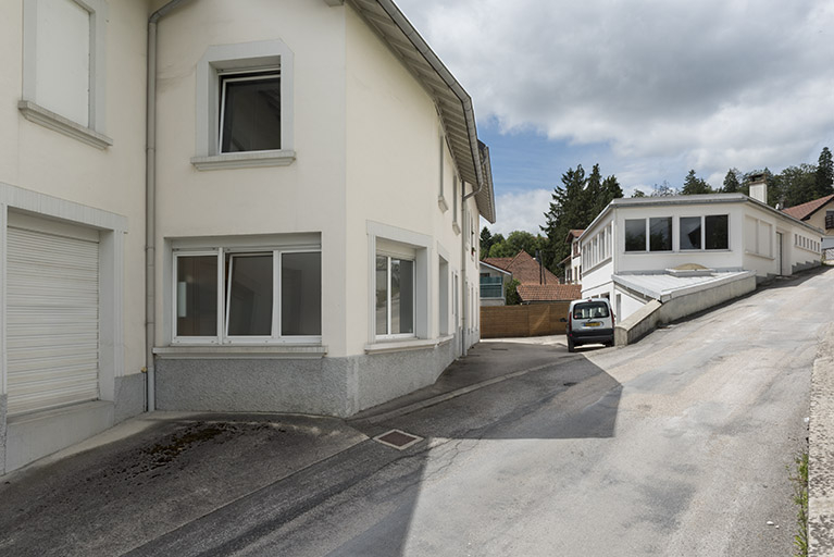 Bâtiments rue de l'Horlogerie à gauche, ancien atelier de l'outillage au carbure à droite. © Région Bourgogne-Franche-Comté, Inventaire du patrimoine Bâtiments rue de l'Horlogerie à gauche, ancien atelier de l'outillage au carbure à droite. © Région Bourgogne-Franche-Comté, Inventaire du patrimoine