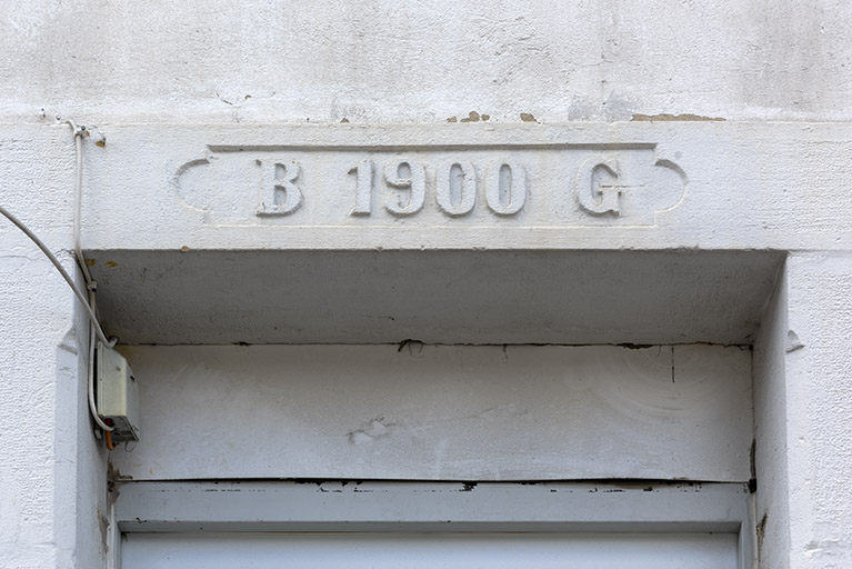 Façade antérieure, étage de soubassement : date et initiales sur le linteau de la porte. © Région Bourgogne-Franche-Comté, Inventaire du patrimoine