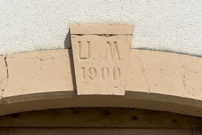 Façade antérieure : date et initiales sur le linteau de la porte. © Région Bourgogne-Franche-Comté, Inventaire du patrimoine Façade antérieure : date et initiales sur le linteau de la porte. © Région Bourgogne-Franche-Comté, Inventaire du patrimoine