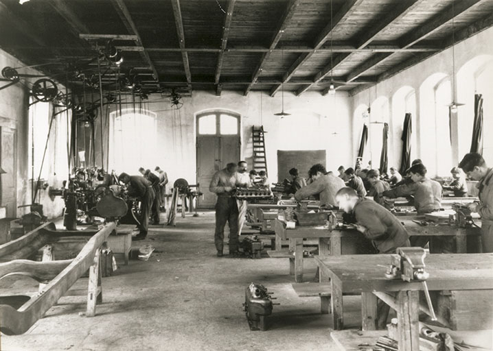 Atelier (ajustage ?), phot. Stainacre, s.d. [début 20e siècle]. © Région Bourgogne-Franche-Comté, Inventaire du patrimoine