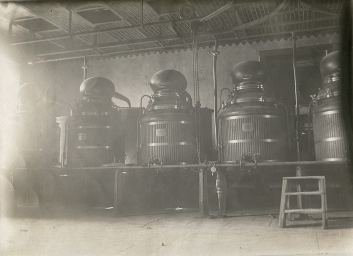 Batterie d'alambics, photogr., s.d. [début 20e siècle]. © Région Bourgogne-Franche-Comté, Inventaire du patrimoine