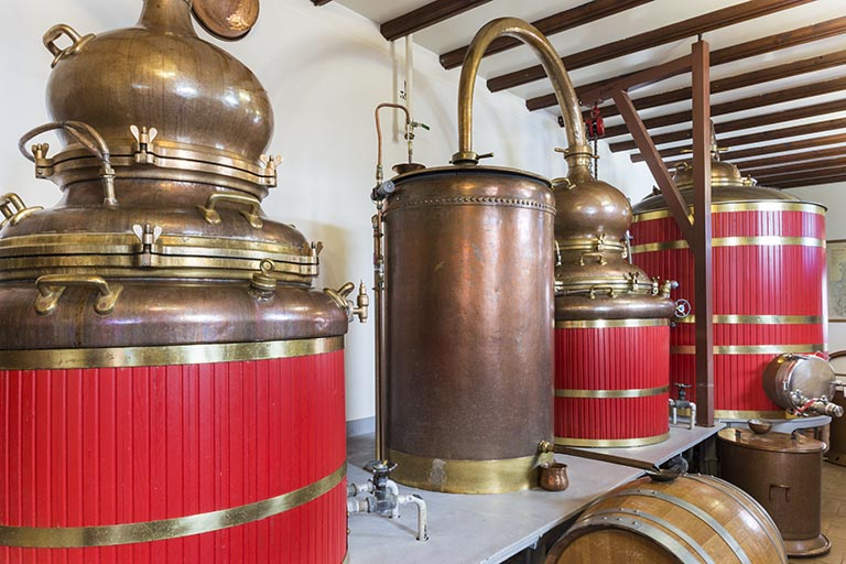 Alambics. Vue rapprochée des cucurbites et réfrigérants. © Région Bourgogne-Franche-Comté, Inventaire du patrimoine