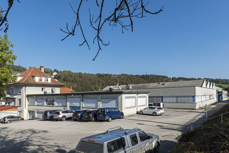 Logement et atelier de fabrication d'origine, depuis le sud, avec l'atelier de 1970 à droite. © Région Bourgogne-Franche-Comté, Inventaire du patrimoine Logement et atelier de fabrication d'origine, depuis le sud, avec l'atelier de 1970 à droite. © Région Bourgogne-Franche-Comté, Inventaire du patrimoine