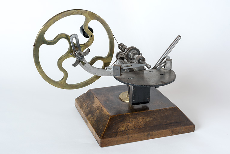 Machine à fraiser Baverel (1899). Réalisée dans la ferme et l'atelier de mécanique de précision de Francis Baverel, aux Pargots, au 13 rue des Vieux Pargots. © Région Bourgogne-Franche-Comté, Inventaire du patrimoine