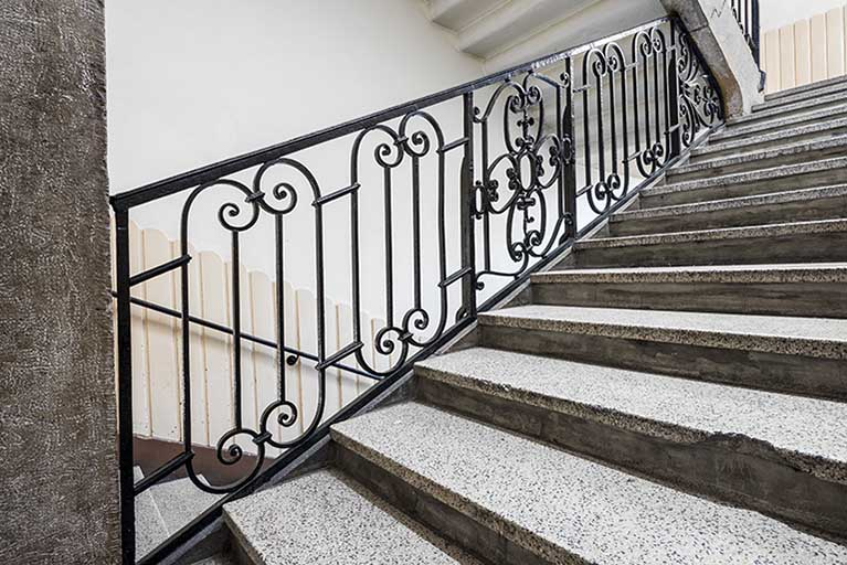 Grand escalier : garde-corps en ferronnerie. © Région Bourgogne-Franche-Comté, Inventaire du patrimoine Grand escalier : garde-corps en ferronnerie. © Région Bourgogne-Franche-Comté, Inventaire du patrimoine