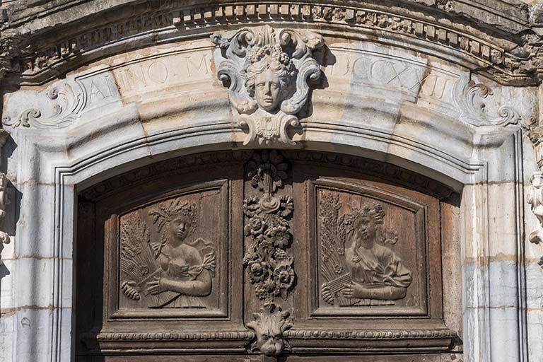 Portail : sculptures de la partie supérieure des vantaux et de la clef de l'arc. © Région Bourgogne-Franche-Comté, Inventaire du patrimoine Portail : sculptures de la partie supérieure des vantaux et de la clef de l'arc. © Région Bourgogne-Franche-Comté, Inventaire du patrimoine