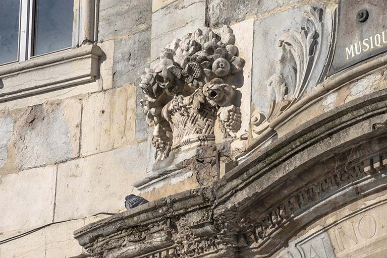 Portail : corbeille de gauche. © Région Bourgogne-Franche-Comté, Inventaire du patrimoine Portail : corbeille de gauche. © Région Bourgogne-Franche-Comté, Inventaire du patrimoine