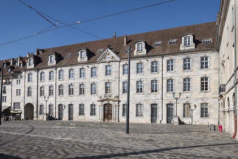 Façade antérieure, de trois quarts droite. © Région Bourgogne-Franche-Comté, Inventaire du patrimoine Façade antérieure, de trois quarts droite. © Région Bourgogne-Franche-Comté, Inventaire du patrimoine