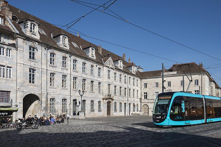 Vue d'ensemble, depuis la place de la Révolution, avec tramway. © Région Bourgogne-Franche-Comté, Inventaire du patrimoine Vue d'ensemble, depuis la place de la Révolution, avec tramway. © Région Bourgogne-Franche-Comté, Inventaire du patrimoine