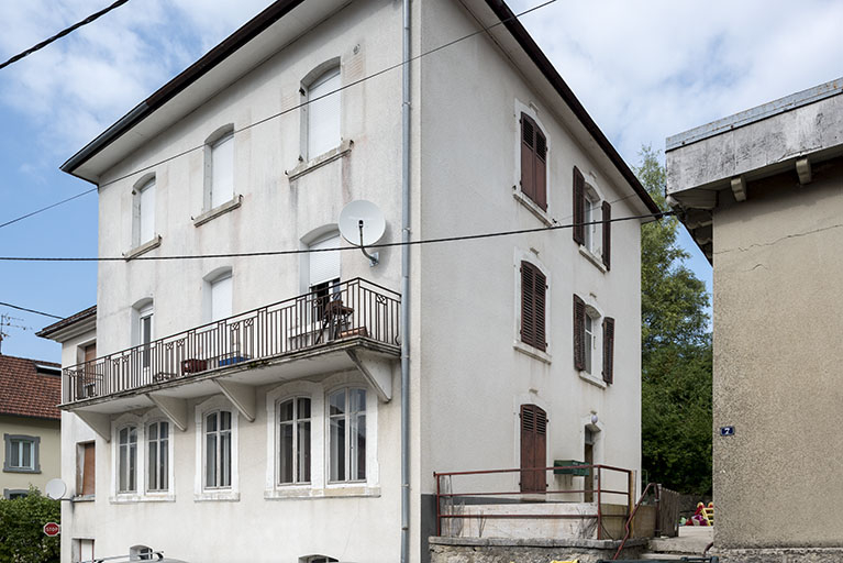 Maison : façades antérieure et latérale droite. © Région Bourgogne-Franche-Comté, Inventaire du patrimoine Maison : façades antérieure et latérale droite. © Région Bourgogne-Franche-Comté, Inventaire du patrimoine