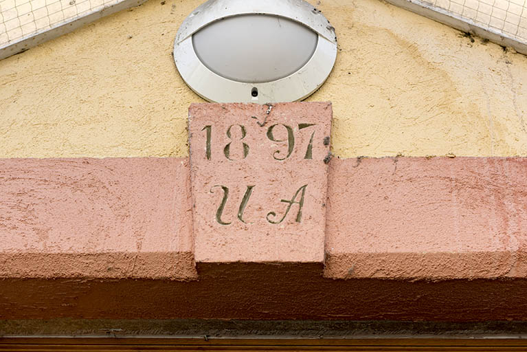 Façade antérieure : date et initiales au-dessus de l'entrée. © Région Bourgogne-Franche-Comté, Inventaire du patrimoine