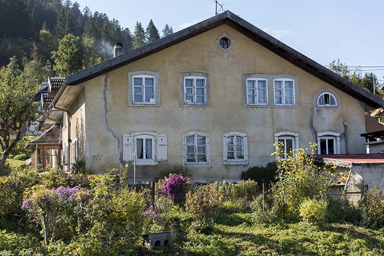 Façade latérale gauche. © Région Bourgogne-Franche-Comté, Inventaire du patrimoine Façade latérale gauche. © Région Bourgogne-Franche-Comté, Inventaire du patrimoine
