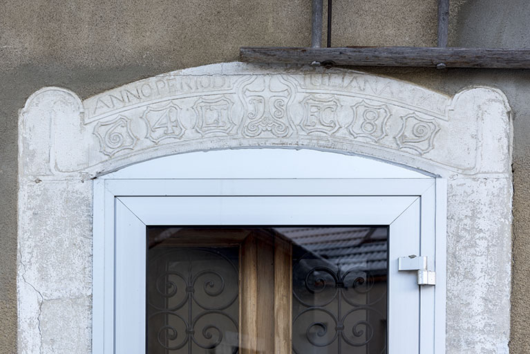 Façade antérieure : linteau avec inscription et datation. © Région Bourgogne-Franche-Comté, Inventaire du patrimoine Façade antérieure : linteau avec inscription et datation. © Région Bourgogne-Franche-Comté, Inventaire du patrimoine