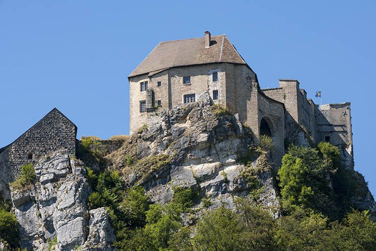 Vue sur le château depuis le village à l'est. © Région Bourgogne-Franche-Comté, Inventaire du patrimoine