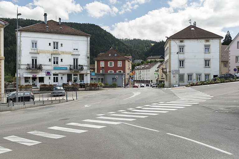 Place Maxime Cupillard : ateliers d'horlogerie Dubois-Clerc à gauche et Gisca à droite. © Région Bourgogne-Franche-Comté, Inventaire du patrimoine Place Maxime Cupillard : ateliers d'horlogerie Dubois-Clerc à gauche et Gisca à droite. © Région Bourgogne-Franche-Comté, Inventaire du patrimoine