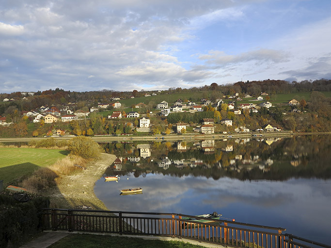 Vue d'ensemble de Chaillexon depuis les Pargots, le 28 octobre 2015 (niveau du lac faible). © Région Bourgogne-Franche-Comté, Inventaire du patrimoine Vue d'ensemble de Chaillexon depuis les Pargots, le 28 octobre 2015 (niveau du lac faible). © Région Bourgogne-Franche-Comté, Inventaire du patrimoine