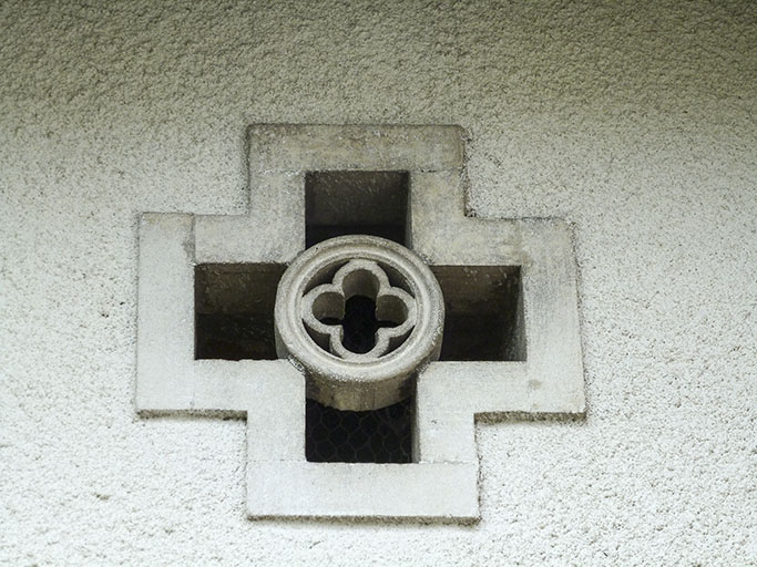 Remise : baie cruciforme de l'étage de comble. © Région Bourgogne-Franche-Comté, Inventaire du patrimoine