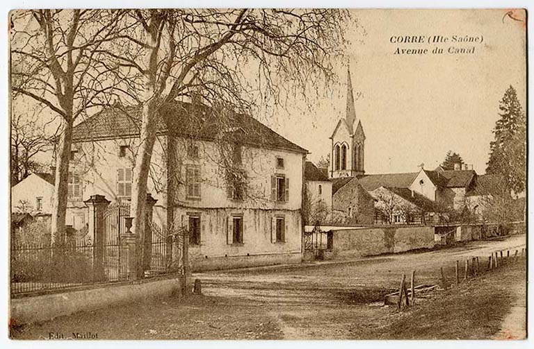 Avenue du canal et vue sur l'église rénovée. Carte postale.  © Région Bourgogne-Franche-Comté, Inventaire du patrimoine Avenue du canal et vue sur l'église rénovée. Carte postale.  © Région Bourgogne-Franche-Comté, Inventaire du patrimoine