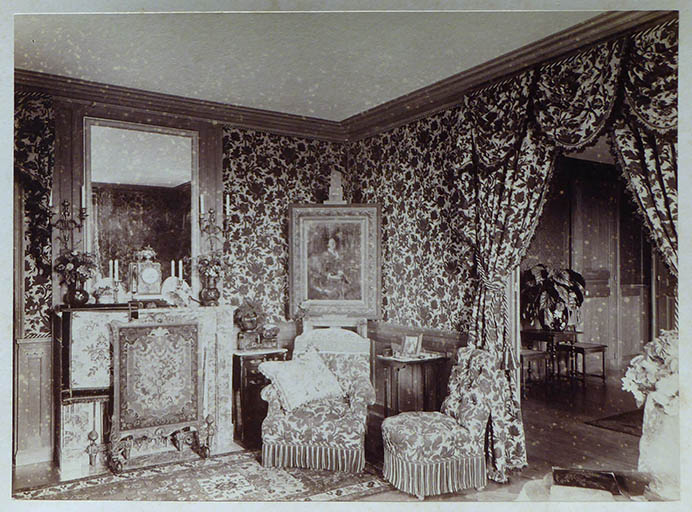 Le pavillon. Photographie de Gaston de Landreville dit Vedastus représentant l'intérieur du pavillon et le portrait de MMe Barbey peint par PAJ Dagnan-Bouveret en 1881.  © Région Bourgogne-Franche-Comté, Inventaire du patrimoine Le pavillon. Photographie de Gaston de Landreville dit Vedastus représentant l'intérieur du pavillon et le portrait de MMe Barbey peint par PAJ Dagnan-Bouveret en 1881.  © Région Bourgogne-Franche-Comté, Inventaire du patrimoine