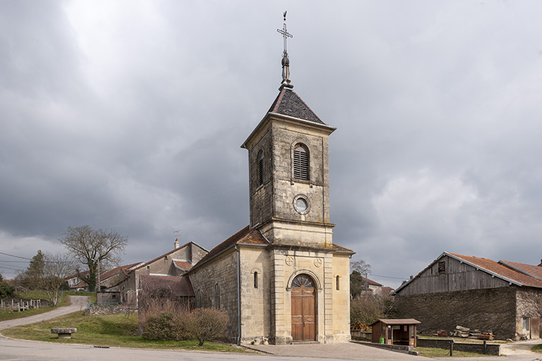 L'église et le bâti présent autour. © Région Bourgogne-Franche-Comté, Inventaire du patrimoine