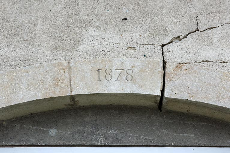 Date portée sur le linteau du bâtiment. © Région Bourgogne-Franche-Comté, Inventaire du patrimoine Date portée sur le linteau du bâtiment. © Région Bourgogne-Franche-Comté, Inventaire du patrimoine