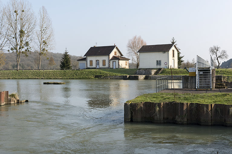 Vue du site du barrage depuis la rive sur la commune de Gevigney-et-Mercey. © Région Bourgogne-Franche-Comté, Inventaire du patrimoine Vue du site du barrage depuis la rive sur la commune de Gevigney-et-Mercey. © Région Bourgogne-Franche-Comté, Inventaire du patrimoine