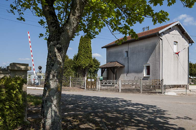 Maison garde-barrière, Grande rue. © Région Bourgogne-Franche-Comté, Inventaire du patrimoine Maison garde-barrière, Grande rue. © Région Bourgogne-Franche-Comté, Inventaire du patrimoine