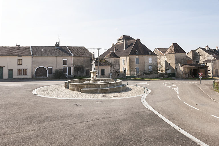 La fontaine du centre. © Région Bourgogne-Franche-Comté, Inventaire du patrimoine La fontaine du centre. © Région Bourgogne-Franche-Comté, Inventaire du patrimoine
