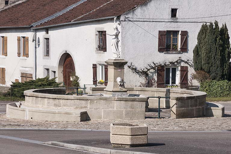 La fontaine, place principale. © Région Bourgogne-Franche-Comté, Inventaire du patrimoine La fontaine, place principale. © Région Bourgogne-Franche-Comté, Inventaire du patrimoine