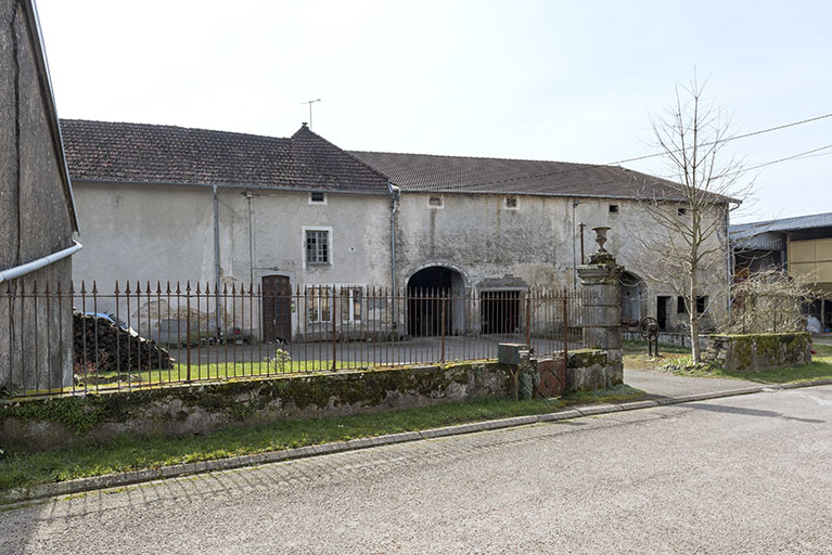 Vue d'ensemble, façade principale. © Région Bourgogne-Franche-Comté, Inventaire du patrimoine Vue d'ensemble, façade principale. © Région Bourgogne-Franche-Comté, Inventaire du patrimoine