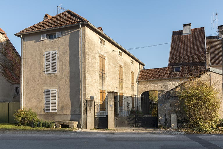 Ferme en retour d'équerre, 14-16 rue de la Dame Blanche. La grange et l'étable à vaches ont été modifiées récemment. © Région Bourgogne-Franche-Comté, Inventaire du patrimoine