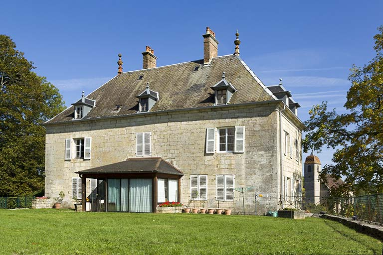 Façade antérieure et façade latérale droite. © Région Bourgogne-Franche-Comté, Inventaire du patrimoine